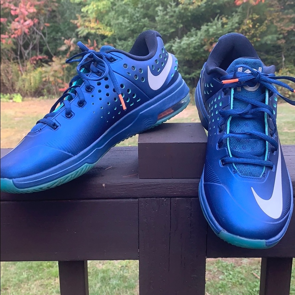 NIKE ZOOM SNEAKERS SZ 9